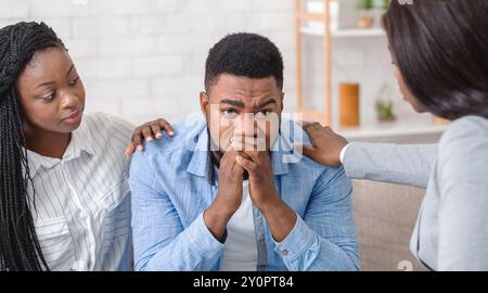 Pflege schwarze Frau und Ratgeber, die man während der Psychotherapie Sitzung Stockfoto