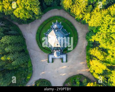 Die komplexe Architektur des Schwarzenberger Grabes in Domanin, umgeben von üppigem Grün, zeigt historische Bedeutung inmitten der ruhigen Landschaft Tschechiens. Luftaufnahme von oben Stockfoto