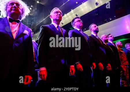 (L-R) CEO der Kielce Expo Andrzej Mochon, Präsident Polens, Andrzej Duda, Sprecher des polnischen Parlaments Szymon Holownia und Verteidigungsminister und stellvertretender Ministerpräsident Polens, W?adys?aw Kosiniak Kamysz nehmen an einer Eröffnungszeremonie der 32. Internationalen Messe für Verteidigungsindustrie MSPO in Targi Kielce (Kielce Expo) in Zentralpolen Teil. Die Ausstellung präsentiert die modernsten Lösungen und Technologien der Militärindustrie. Der Verteidigungsminister W?adys?aw Kosiniak Kamysz gibt bekannt, dass die Investitionen in die Verteidigung im nächsten Jahr 4,7 Prozent des Bruttoinlandsprodukts (BIP) betragen werden. Stockfoto