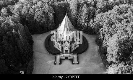 Das Schwarzenberger Grab steht majestätisch in Domanin bei Trebon, umgeben von üppigem Grün. Die komplizierte Architektur wird durch einen ruhigen Garten ergänzt. Schwarzweiß-Fotografie. Stockfoto