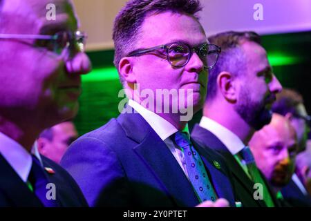 (L-R) der polnische Präsident Andrzej Duda, der Vorsitzende des polnischen Parlaments Szymon Holownia und der Verteidigungsminister und stellvertretende Ministerpräsident Polens, W?adys?aw Kosiniak Kamysz, nehmen an einer Eröffnungszeremonie der 32. Internationalen Messe für Verteidigungsindustrie MSPO in Targi Kielce (Kielce Expo) in Zentralpolen Teil. Die Ausstellung präsentiert die modernsten Lösungen und Technologien der Militärindustrie. Der Verteidigungsminister W?adys?aw Kosiniak Kamysz gibt bekannt, dass die Investitionen in die Verteidigung im nächsten Jahr 4,7 Prozent des Bruttoinlandsprodukts (BIP) betragen werden. Stockfoto