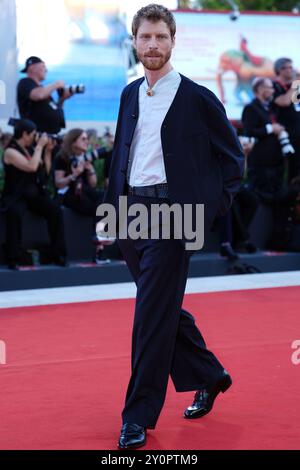 Venedig, Italien. September 2024. Colin Bates besucht den „Queer“ Roten Teppich beim 81. Internationalen Filmfestival von Venedig am 03. September 2024 in Venedig. (Foto: Gian Mattia D'Alberto/LaPresse) Credit: LaPresse/Alamy Live News Stockfoto