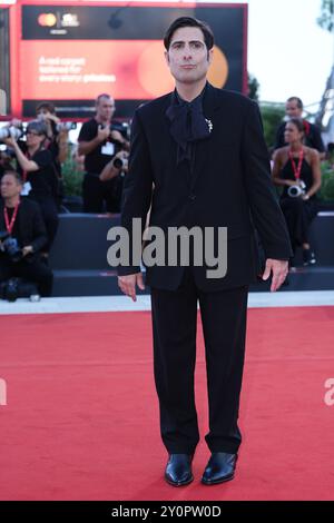 Venedig, Italien. September 2024. Jason Schwartzman besucht den „Queer“ Roten Teppich beim 81. Internationalen Filmfestival von Venedig am 03. September 2024 in Venedig. (Foto: Gian Mattia D'Alberto/LaPresse) Credit: LaPresse/Alamy Live News Stockfoto