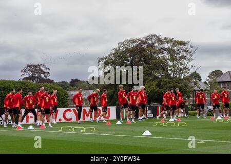 PONTYCLUN, GROSSBRITANNIEN. September 2024. Wales-Kader während eines Wales Senior Männer Trainings im Vale Resort vor dem Spiel der UEFA Nations League gegen die Türkei 2025 im Cardiff City Stadium am 6. September. (Bild von John Smith/FAW) Credit: Football Association of Wales/Alamy Live News Stockfoto