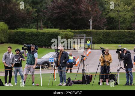 PONTYCLUN, GROSSBRITANNIEN. September 2024. Medien während eines Wales Senior Männer Trainings im Vale Resort vor dem Spiel der UEFA Nations League gegen die Türkei 2025 im Cardiff City Stadium am 6. September. (Bild von John Smith/FAW) Credit: Football Association of Wales/Alamy Live News Stockfoto