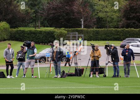 PONTYCLUN, GROSSBRITANNIEN. September 2024. Medien während eines Wales Senior Männer Trainings im Vale Resort vor dem Spiel der UEFA Nations League gegen die Türkei 2025 im Cardiff City Stadium am 6. September. (Bild von John Smith/FAW) Credit: Football Association of Wales/Alamy Live News Stockfoto