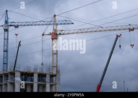Bau mehrstöckiges Wohngebäude mit Kränen Stockfoto