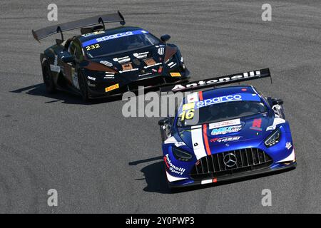 16 Scarperia, Italien - 13. Juli 2024: Mercedes AMG GT3 vom Team AKM MOTORSPORT fährt von Sandrucci Gustavo und Ferrari Lorenzo während der ACI CSAI in Aktion Stockfoto