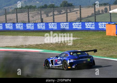 16 Scarperia, Italien - 13. Juli 2024: Mercedes AMG GT3 vom Team AKM MOTORSPORT fährt von Sandrucci Gustavo und Ferrari Lorenzo während der ACI CSAI in Aktion Stockfoto