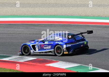 16 Scarperia, Italien - 13. Juli 2024: Mercedes AMG GT3 vom Team AKM MOTORSPORT fährt von Sandrucci Gustavo und Ferrari Lorenzo während der ACI CSAI in Aktion Stockfoto