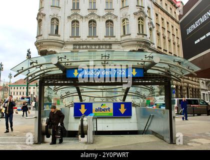 Prag, Tschechische Republik - 28. Januar 2016: Moderner U-Bahn-Eingang im historischen Stadtzentrum Europas mit Rolltreppen und Schildern Stockfoto