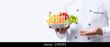 Unerkennbarer Chef-Halteplatte Mit Gemüse Über Weißem Hintergrund, Panorama Stockfoto