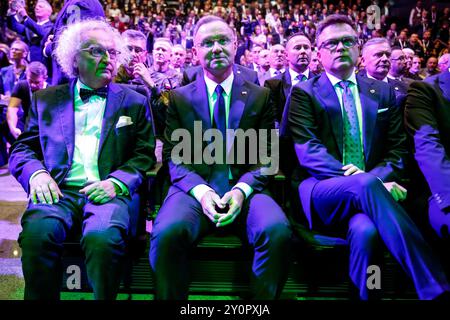 (L-R) CEO der Kielce Expo Andrzej Mochon, Präsident Polens, Andrzej Duda, Vorsitzender des polnischen Parlaments Szymon Holownia nehmen an einer Eröffnungszeremonie der 32. Internationalen Messe für Verteidigungsindustrie MSPO in Targi Kielce (Kielce Expo) in Zentralpolen Teil. Die Ausstellung präsentiert die modernsten Lösungen und Technologien der Militärindustrie. Der Verteidigungsminister W?adys?aw Kosiniak Kamysz gibt bekannt, dass die Investitionen in die Verteidigung im nächsten Jahr 4,7 Prozent des Bruttoinlandsprodukts (BIP) betragen werden. (Foto: Dominika Zarzycka/SOPA Images/SIPA USA) Stockfoto