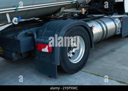 Nahaufnahme des Hinterrads und des Kraftstofftanks eines Tankwagens mit Reifen, Kotflügeln und einem Teil des Tanks. Stockfoto