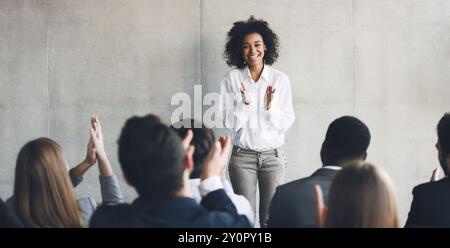 Business Presentation. Dankbar Publikum klatschen Hände zu Lautsprecher Stockfoto