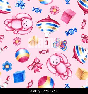 Nahtloses Muster mit Kinderspielzeug, Würfeln, Kugeln und Plüschhasen, Bögen und Schmetterlingen. Handgemachte Aquarellabbildungen. Auf rosafarbenem Hintergrund. Stockfoto