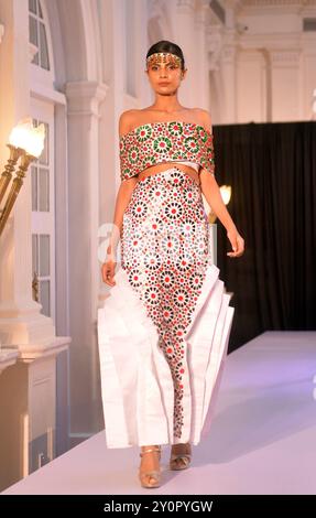 Colombo, Sri Lanka. September 2024. Ein Model präsentiert eine Kreation während der Wine Evening Fashion Show in Colombo, Sri Lanka, am 3. September 2024. Quelle: Gayan Sameera/Xinhua/Alamy Live News Stockfoto