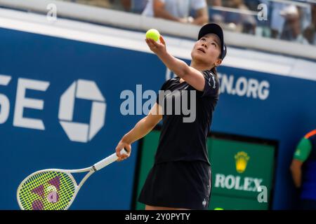 NAO Hibino (JPN) tritt in Runde 1 der US Open Tennis 2024 an. Stockfoto