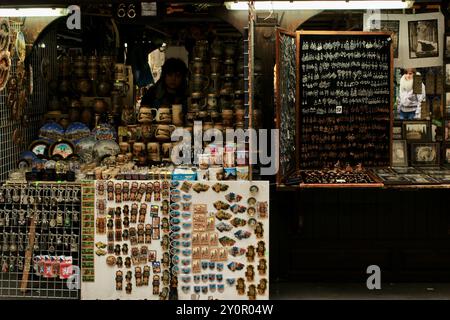 Prag, Tschechische Republik - Januar 30 2016: Souvenirladen mit lokalem Kunsthandwerk und Schmuckstücken auf einem Touristenmarkt Stockfoto