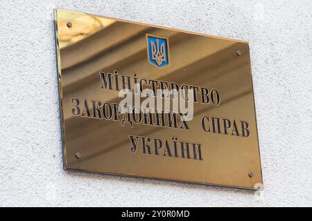 Kiew, Ukraine - 14. Oktober 2018: Schild auf dem Gebäude des Ministeriums für auswärtige Angelegenheiten der Ukraine. Die Inschrift des Ministeriums der Ukraine gemacht Stockfoto