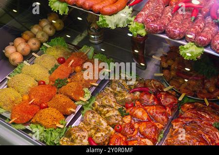 Verschiedene Fleischsorten auf der Theke in einer Metzgerei. Vorbereitungen für das Barbecue. Essen Stockfoto