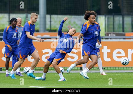 Zeist, Niederlande. September 2024. ZEIST, NIEDERLANDE - 3. SEPTEMBER: JEREMIE Frimpong aus den Niederlanden, Matthijs de Ligt aus den Niederlanden, Xavi Simons aus den Niederlanden, Joshua Zirkzee aus den Niederlanden während eines Trainings der Niederlande im KNVB Sportcentrum am 3. September 2024 in Zeist, Niederlande. (Foto: Broer van den Boom/Orange Pictures) Credit: Orange Pics BV/Alamy Live News Stockfoto