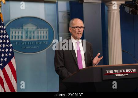 Washington, Usa. September 2024. Tom Perez, Direktor des Büros für zwischenstaatliche Angelegenheiten, nimmt am 3. September 2024 am Daily Briefing im Weißen Haus in Washington, DC, Teil. Credit: Chris Kleponis/Pool über CNP Credit: Abaca Press/Alamy Live News Stockfoto
