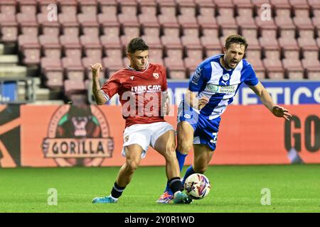 Wigan, Großbritannien. September 2024. Adam Lewis von Morecambe bezwingt James Carragher von Wigan Athletic für einen Elfmeter beim Bristol Street Motors Trophy Match Wigan Athletic gegen Morecambe im DW Stadium, Wigan, Vereinigtes Königreich, 3. September 2024 (Foto: Cody Froggatt/News Images) in Wigan, Vereinigtes Königreich am 3. September 2024. (Foto: Cody Froggatt/News Images/SIPA USA) Credit: SIPA USA/Alamy Live News Stockfoto