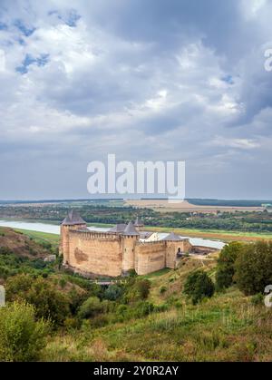 Vertikale Landschaft der mittelalterlichen Burg oder Festung Chotyn auf dem grünen Hügel über dem Fluss Dniester Stockfoto