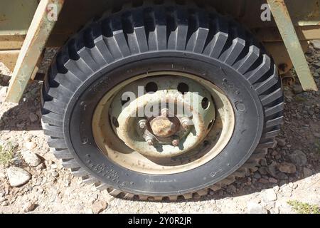 Hochwertige Bauarbeiten in diesem von der Johns Furnace Company hergestellten Anhänger der Armee aus der Vietnam-Ära ist dieser Anhänger fast 60 Jahre alt Stockfoto
