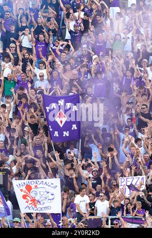 Florenz, Italien. September 2024. Anhänger von ACF Fiorentina während des Spiels der Serie A Enilive zwischen ACF Fiorentina und AC Monza im Stadio Artemio Franchi am 1. September 2024 in Florenz. Quelle: Giuseppe Maffia/Alamy Live News Stockfoto