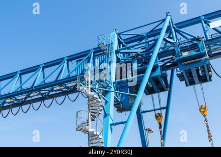 Fahrerkabine und Teil eines Dachkrans vor blauem Himmel. Nahaufnahme. Stockfoto