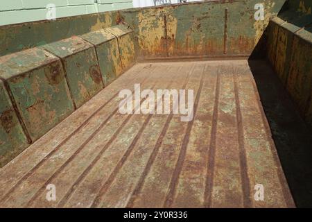 Hochwertige Bauarbeiten in diesem von der Johns Furnace Company hergestellten Anhänger der Armee aus der Vietnam-Ära ist dieser Anhänger fast 60 Jahre alt Stockfoto