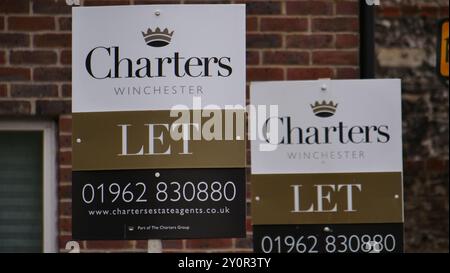 Anwesen zu vermieten mit To Let Signs vor einem Wohnblock in Winchester, Hampshire Stockfoto