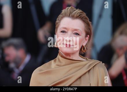 VENEDIG, ITALIEN – 03. SEPTEMBER: Lesley Manville besucht den „Queer“-roten Teppich während des 81. Internationalen Filmfestivals von Venedig am 03. September 2024 in Venedig Stockfoto