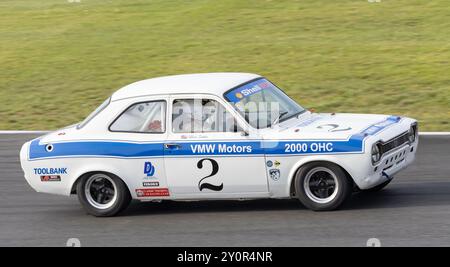 Mark Fowler in seinem Ford Escort MkI während des Classic Touring Car Racing Club Rennens beim Snetterton Meeting 2023 in Norfolk, Großbritannien Stockfoto