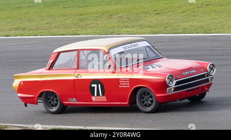 Ian Thompson 1965 in seinem Ford Lotus Cortina während des Classic Touring Car Racing Club Rennens 2023 in Snetterton, Norfolk, Großbritannien. Stockfoto