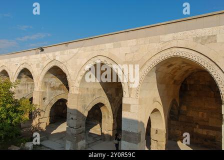 Sultanhani Caravanserai, Konya, Türkei. In alten Zeiten halten der Handelsplatz und der Wohnwagen an. Gebäudearchitektur von 1229. Stockfoto