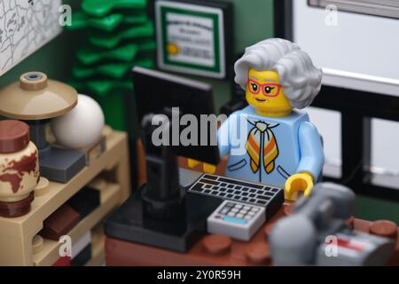 Tambow, Russische Föderation – 30. August 2024 Eine Lego-Geschäftsfrau, die in einem Büro hinter einem Computer sitzt und arbeitet. Nahaufnahme. Stockfoto