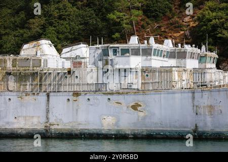 drei ehemalige Minensucher Eridan, Persee und Verseau, alle Chasseur de Mines Tripartite, classe Eridan, Schiffsfriedhof Cimetiere des Navires de Landevennec der französischen Marine an der Mündung des Flusses Aulne in die Bucht Rade de Brest, Departement Finistere Penn-AR-Bed, Region Bretagne Breizh. Frankreich *** drei ehemalige Minenräumer Eridan, Persee und Verseau, alle Chasseur de Mines Tripartite, Classe Eridan, Schifffriedhof Cimetiere des Navires de Landevennec der französischen Marine an der Mündung des Flusses Aulne in die Bucht Rade de Brest, Departement Finistere Penn AR Bed, Region Bretagne B Stockfoto