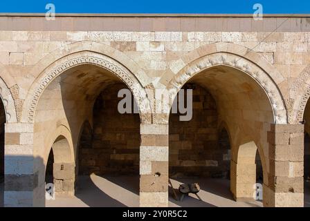 Sultanhani Caravanserai, Konya, Türkei. In alten Zeiten halten der Handelsplatz und der Wohnwagen an. Gebäudearchitektur von 1229. Stockfoto