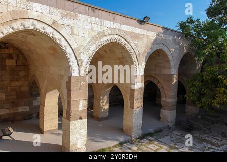 Sultanhani Caravanserai, Konya, Türkei. In alten Zeiten halten der Handelsplatz und der Wohnwagen an. Gebäudearchitektur von 1229. Stockfoto