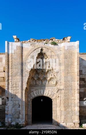 Sultanhani Caravanserai, Konya, Türkei. Bauarchitektur und Steinskulptur aus dem Jahr 1229. Point of Commerce und Caravan halten an der Seidenstraße. Stockfoto