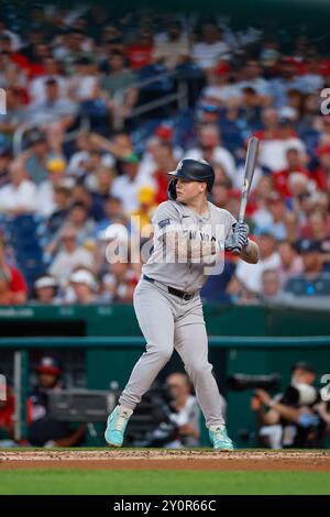 Alex Verdugo #24 der New York Yankees wartet auf einen Platz während eines Spiels gegen die Washington Nationals am 27. August 2024 im Nationals Ballpark Stockfoto