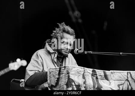 LONNIE HOLLEY, KONZERT, 2024: Die Musiklegende Lonnie Holley spielt die Hauptbühne der Berge. Tag 3 des Green man Festivals 2024 im Glanusk Park, Brecon, Wales am 17. August 2024. Quelle: Rob Watkins. INFO: Lonnie Holley ist ein US-amerikanischer Künstler und Musiker, der für seine zutiefst emotionale und improvisatorische Arbeit bekannt ist. Aus seinen Lebenserfahrungen schöpft seine Musik aus experimentellen, Blues- und Folk-Elementen, während seine bildende Kunst, die oft aus gefundenen Objekten gemacht wird, Themen der Belastbarkeit und des Überlebens reflektiert. Stockfoto