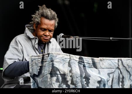 LONNIE HOLLEY, KONZERT, 2024: Die Musiklegende Lonnie Holley spielt die Hauptbühne der Berge. Tag 3 des Green man Festivals 2024 im Glanusk Park, Brecon, Wales am 17. August 2024. Quelle: Rob Watkins. INFO: Lonnie Holley ist ein US-amerikanischer Künstler und Musiker, der für seine zutiefst emotionale und improvisatorische Arbeit bekannt ist. Aus seinen Lebenserfahrungen schöpft seine Musik aus experimentellen, Blues- und Folk-Elementen, während seine bildende Kunst, die oft aus gefundenen Objekten gemacht wird, Themen der Belastbarkeit und des Überlebens reflektiert. Stockfoto