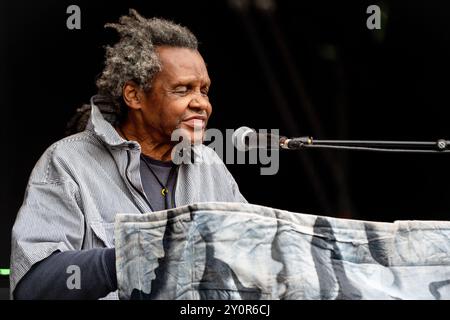 LONNIE HOLLEY, KONZERT, 2024: Die Musiklegende Lonnie Holley spielt die Hauptbühne der Berge. Tag 3 des Green man Festivals 2024 im Glanusk Park, Brecon, Wales am 17. August 2024. Quelle: Rob Watkins. INFO: Lonnie Holley ist ein US-amerikanischer Künstler und Musiker, der für seine zutiefst emotionale und improvisatorische Arbeit bekannt ist. Aus seinen Lebenserfahrungen schöpft seine Musik aus experimentellen, Blues- und Folk-Elementen, während seine bildende Kunst, die oft aus gefundenen Objekten gemacht wird, Themen der Belastbarkeit und des Überlebens reflektiert. Stockfoto