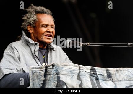 LONNIE HOLLEY, KONZERT, 2024: Die Musiklegende Lonnie Holley spielt die Hauptbühne der Berge. Tag 3 des Green man Festivals 2024 im Glanusk Park, Brecon, Wales am 17. August 2024. Quelle: Rob Watkins. INFO: Lonnie Holley ist ein US-amerikanischer Künstler und Musiker, der für seine zutiefst emotionale und improvisatorische Arbeit bekannt ist. Aus seinen Lebenserfahrungen schöpft seine Musik aus experimentellen, Blues- und Folk-Elementen, während seine bildende Kunst, die oft aus gefundenen Objekten gemacht wird, Themen der Belastbarkeit und des Überlebens reflektiert. Stockfoto