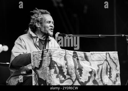 LONNIE HOLLEY, KONZERT, 2024: Die Musiklegende Lonnie Holley spielt die Hauptbühne der Berge. Tag 3 des Green man Festivals 2024 im Glanusk Park, Brecon, Wales am 17. August 2024. Quelle: Rob Watkins. INFO: Lonnie Holley ist ein US-amerikanischer Künstler und Musiker, der für seine zutiefst emotionale und improvisatorische Arbeit bekannt ist. Aus seinen Lebenserfahrungen schöpft seine Musik aus experimentellen, Blues- und Folk-Elementen, während seine bildende Kunst, die oft aus gefundenen Objekten gemacht wird, Themen der Belastbarkeit und des Überlebens reflektiert. Stockfoto