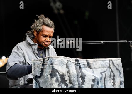 LONNIE HOLLEY, KONZERT, 2024: Die Musiklegende Lonnie Holley spielt die Hauptbühne der Berge. Tag 3 des Green man Festivals 2024 im Glanusk Park, Brecon, Wales am 17. August 2024. Quelle: Rob Watkins. INFO: Lonnie Holley ist ein US-amerikanischer Künstler und Musiker, der für seine zutiefst emotionale und improvisatorische Arbeit bekannt ist. Aus seinen Lebenserfahrungen schöpft seine Musik aus experimentellen, Blues- und Folk-Elementen, während seine bildende Kunst, die oft aus gefundenen Objekten gemacht wird, Themen der Belastbarkeit und des Überlebens reflektiert. Stockfoto